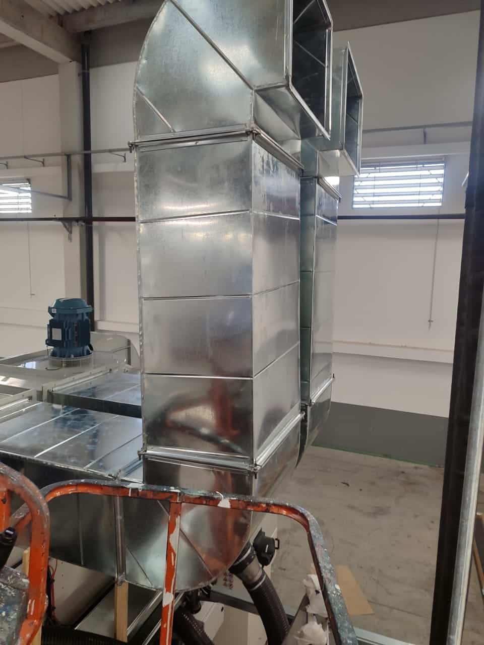 Installation de réseaux de ventilation en toiture et en atelier