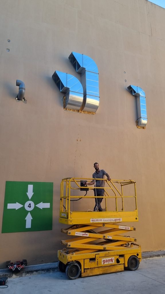 Pose de conduits et évacuations en façade